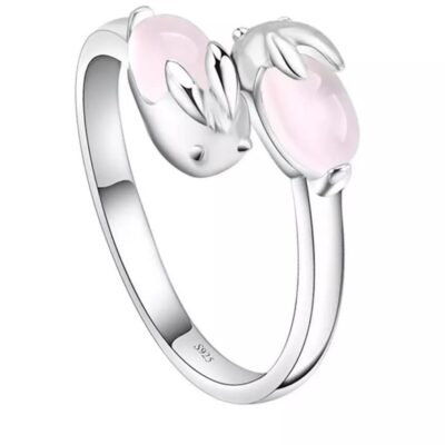 ANILLO DE CONEJITO PIEDRA ROSA BAÑADO EN PLATA LEY 925 GRADUABLE